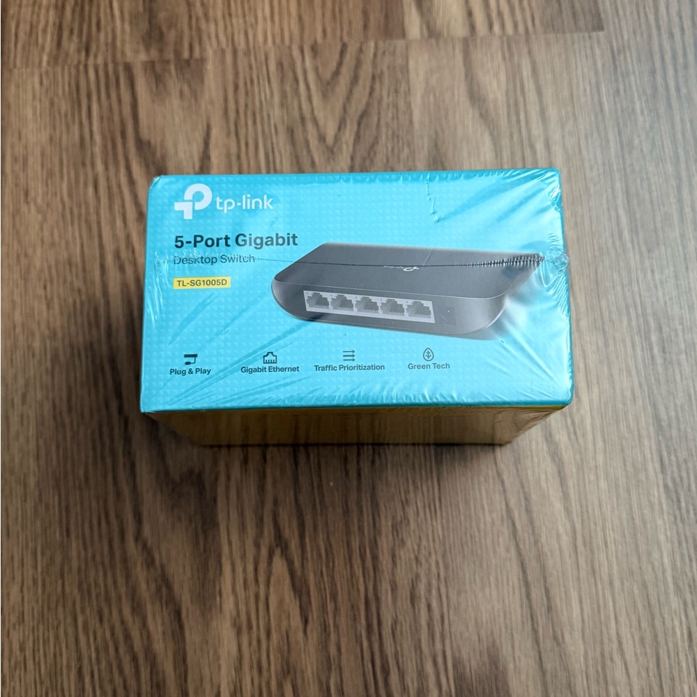 TP-Link 5-Port Gigabit Desktop Switch - Blue and Black